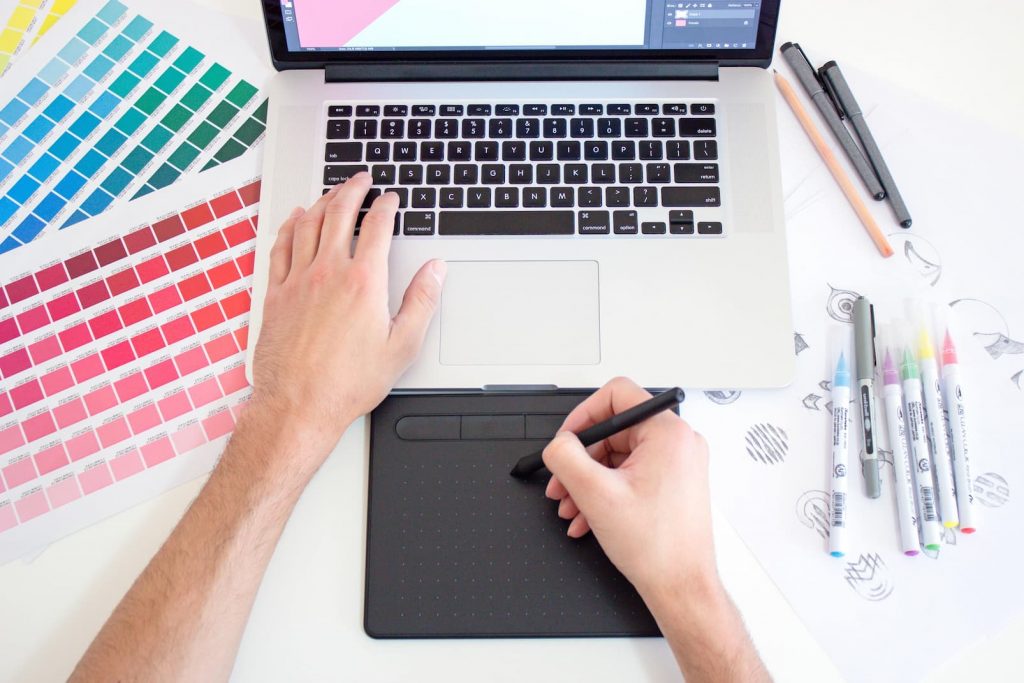 un diseñador elige los colores para un sitio web